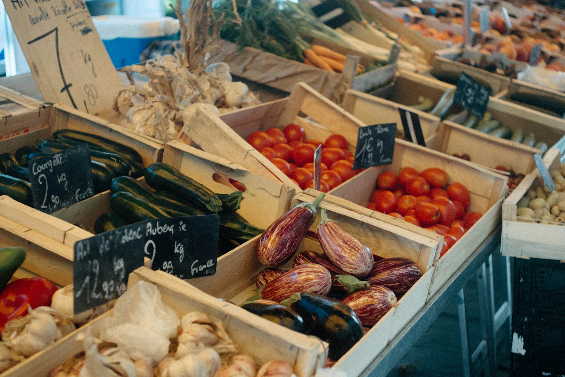 Frisches Bio-Obst und -Gemüse in Holzkisten