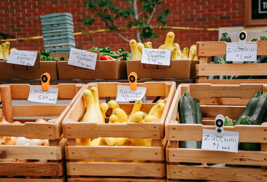 Frisches Bio-Obst und -Gemüse in einer Holzkiste